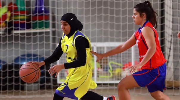 Jovem muçulmana já tem equipamento regulamentar para jogar basquetebol