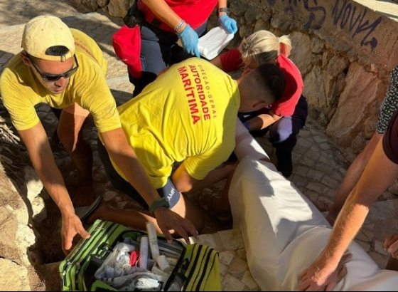 Mulher sofreu queda no acesso à praia da Marinha