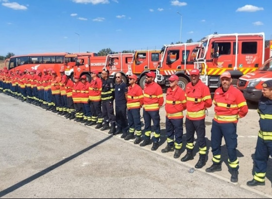 64 operacionais e 12 veículos dos corpos de bombeiros do Algarve combatem incêndios no Centro do País