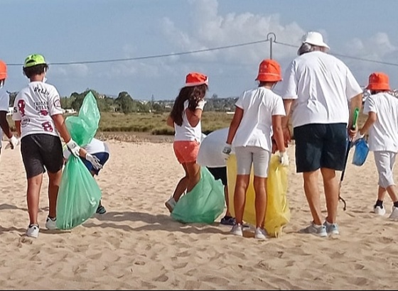 Praia de Armação de Pêra dá mote para sensibilização global sobre lixo marinho