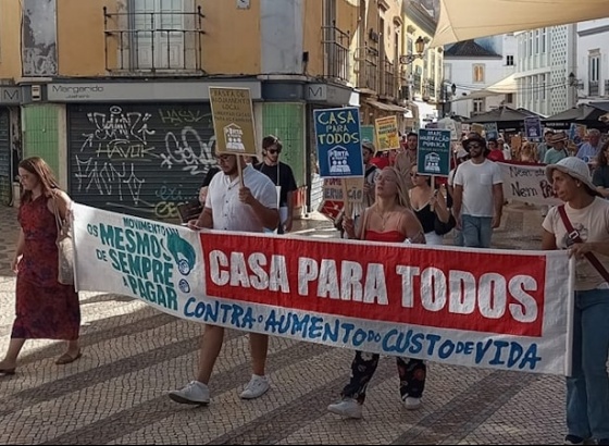 Três dezenas de manifestantes em Faro exigiram uma casa para todos