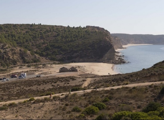 Duas praias de Vila do Bispo interditas a banhos devido ao derramamento de crude