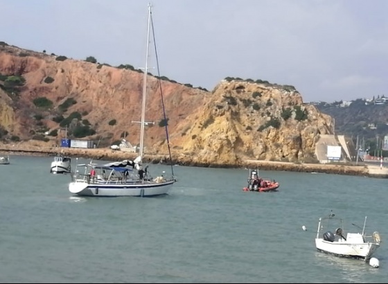 Estação salva-vidas de Ferragudo auxiliou cinco tripulantes de veleiro em Albufeira