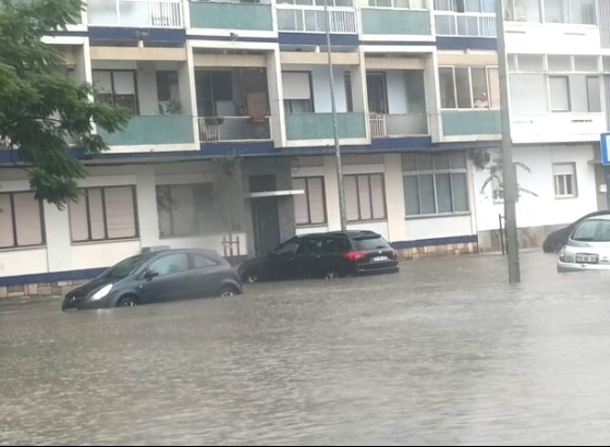 Chuva intensa provoca inundações na cidade de Olhão