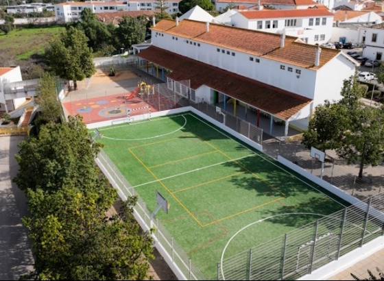 Município substituiu piso do campo de jogos da Escola Básica de Lagoa