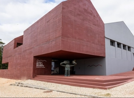 Vila do Bispo assinala Dia das Cidades Educadoras com visita ao património local