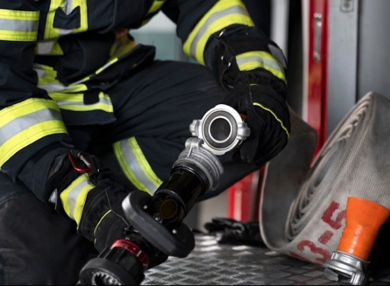 Um ferido e um deslocado após incêndio num armazém na Freguesia de Boliqueime 