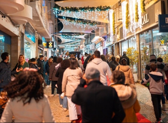 Município de Portimão oferece a 7.350 alunos vales de 15 euros para compras no comércio local