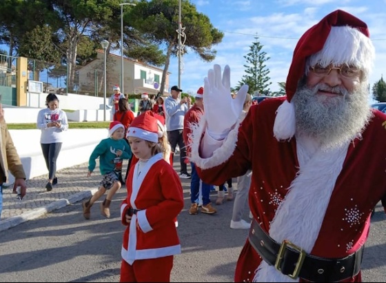 Desfile de pais Natal encheram de cor a praia do Carvoeiro 