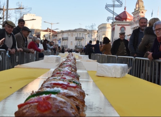 Câmara de Loulé partilha bolo-rei "gigante" com música de Nuno Guerreiro 