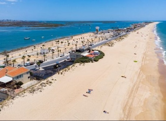 Moradores do extremo nascente da Praia de Faro não querem abandonar as casas