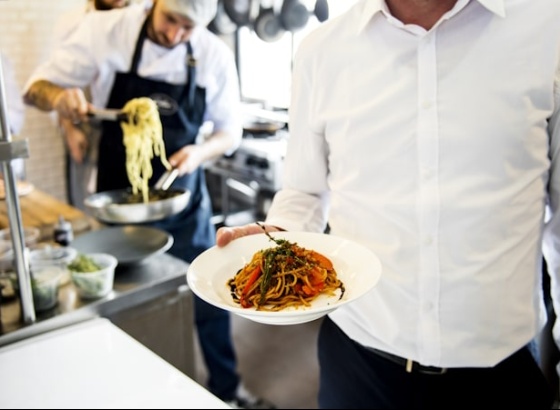 Hotéis e restaurantes algarvios debatem regras para evitar desperdício alimentar