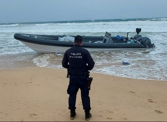 Embarcação suspeita de narcotráfico apreendida na praia de Faro