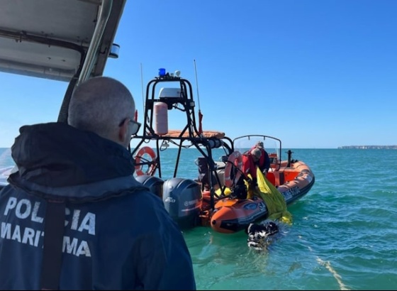 Quatro paraquedistas auxiliados junto à praia dos Três Irmãos em Portimão