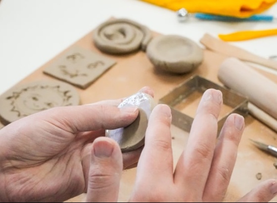 Festival de Artes Inclusivas envolveu participantes em workshop de cerâmica