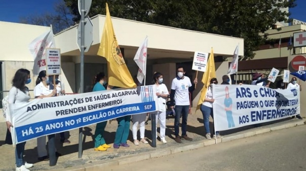 Enfermeiros voltam a manifestar-se em Portimão e entregam fardas à administração do CHUA  