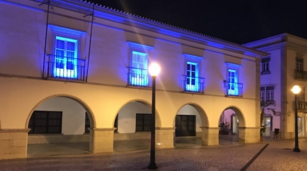 Tavira assinala Dia Internacional da Síndrome de Angelman em tons de azul