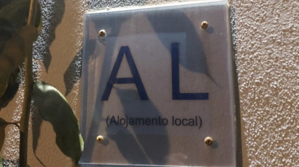 Iniciativa Liberal diz que Governo declarou "praticamente a morte do alojamento local" no Algarve