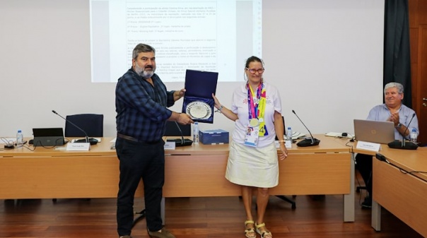 Atleta que se destacou nos Jogos Mundiais Special Olympics homenageada pelo município de Lagos