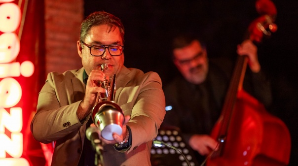 Orquestra de Jazz do Algarve e Domingos Caetano tocam Canções do Festival em Ferragudo e Carvoeiro