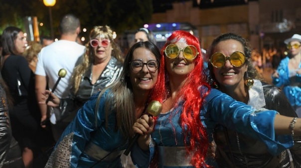 350 foliões e uma dezena de carros alegóricos animam Carnaval de Verão em Moncarapacho