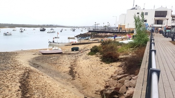 Movimento realiza cordão humano em Cabanas de Tavira pela defesa de ponte pedonal