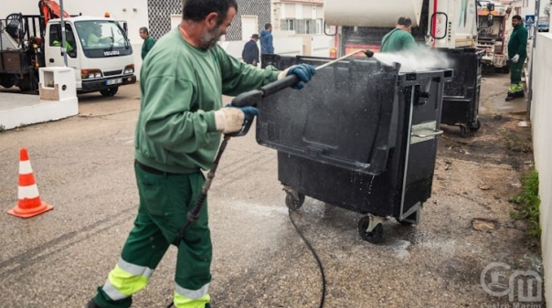 Câmara de Castro Marim reforça equipas na limpeza de contentores de resíduos urbanos