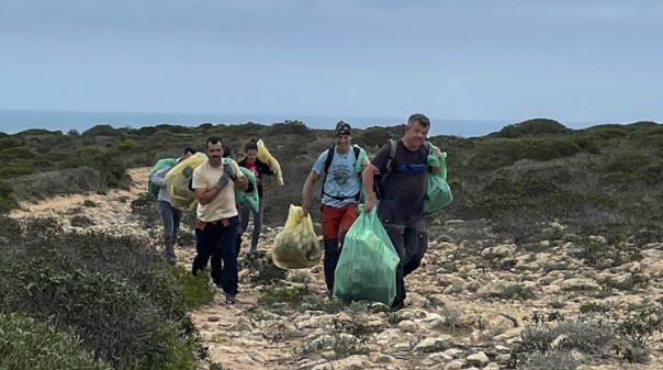 Associações e empresas ligadas à escalada recolheram 500 kg de lixo em Sagres