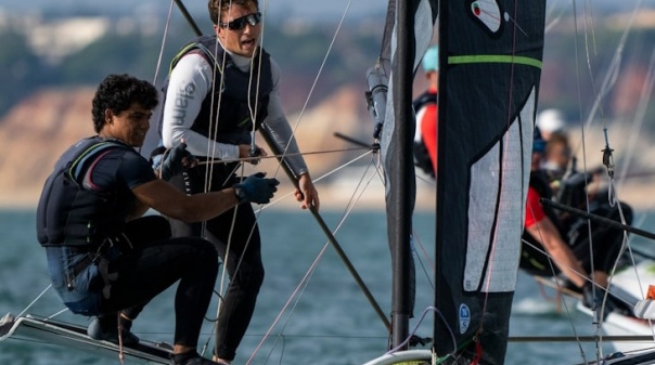 Pedro Costa e João Bolina na frota de ouro do Europeu de 49er em Vilamoura