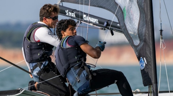 Pedro Costa e João Bolina descem um lugar no Europeu de 49er em Vilamoura