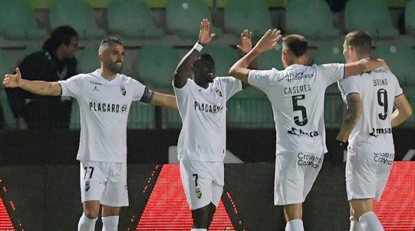 Farense vence Casa Pia e sobe ao sétimo lugar na I Liga