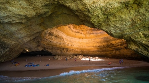 Operadores acreditam ser possível aplicar regras simples de acesso às grutas de Benagil até ao verão