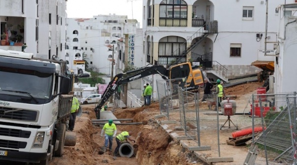 Câmara de Albufeira requalifica ruas e estradas para «garantir mais segurança»