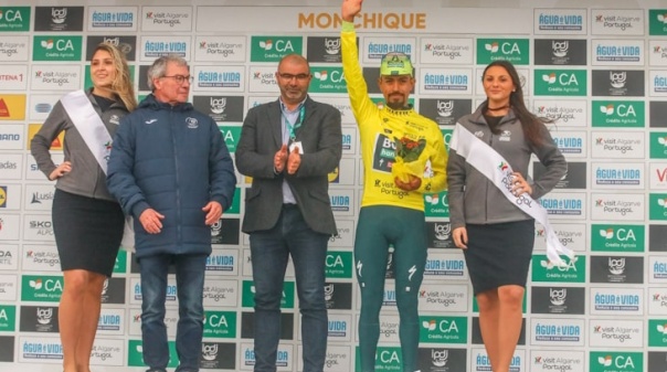 Volta ao Algarve: Daniel Martínez vence na Fóia e veste amarela