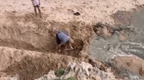 Homem liga ribeira de Aljezur ao mar com uma pá