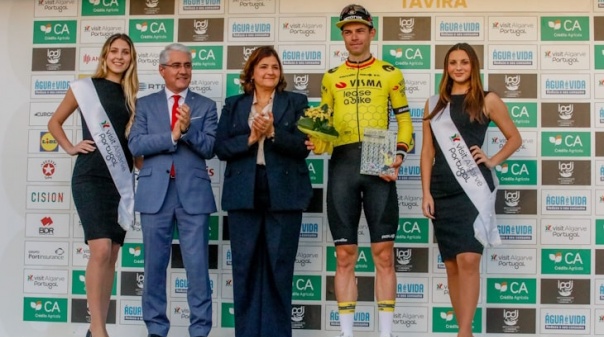 Volta ao Algarve: Van Aert vence ao sprint em Tavira e Martínez mantém liderança