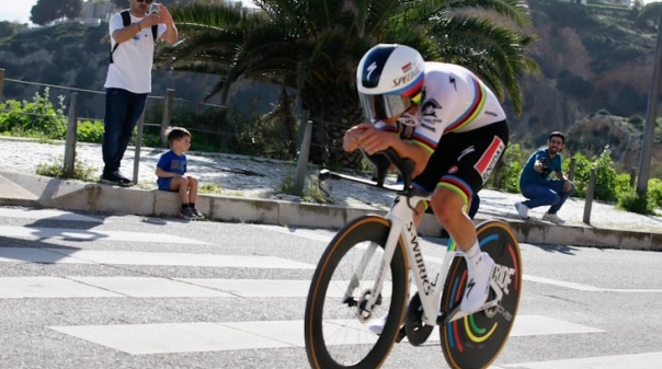 Volta ao Algarve: Remco Evenepoel vence contrarrelógio e assume liderança