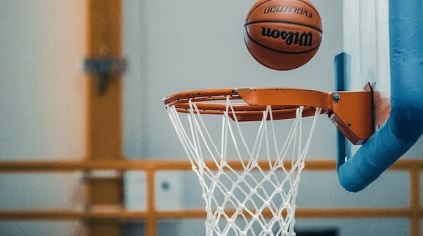 Clube de Basket Quarteira Tubarões assinala 30º aniversário com desfile pela cidade