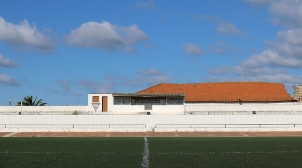 Município substitui relvado sintético e bancada do campo de futebol do Ginásio Clube de Tavira