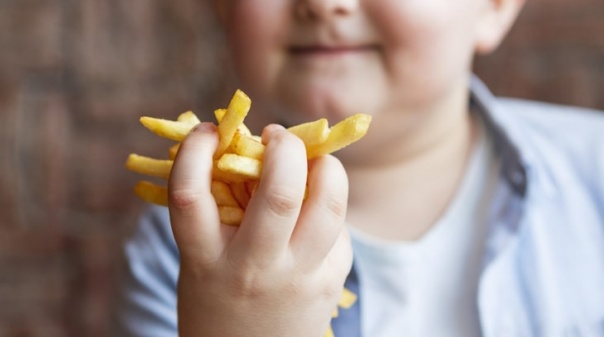 8 erros que conduzem à obesidade infantil