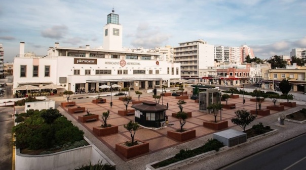 Praça exterior do Mercado Municipal de Faro recebe arraial de São João