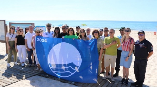 Tavira volta a hastear a Bandeira Azul nas praias do município