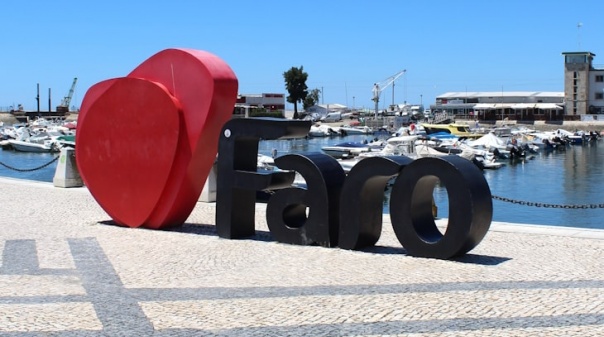 Baixa de Faro com muita animação, roda gigante e até uma fan zone para acompanhar o Euro