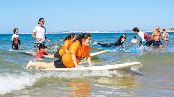 Jovens portadores de deficiência participam no 8º Encontro de Surf Adaptado da Praia da Rocha