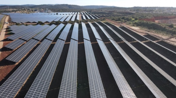 Centrais fotovoltaicas de Albufeira vão poupar 21 mil toneladas de CO2 por ano