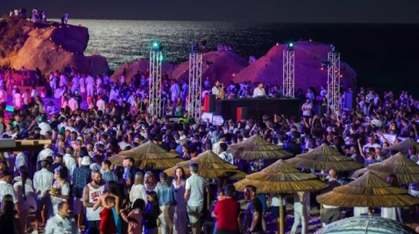 Centenas de pessoas rumaram à Praia da Galé para celebrar a “Full Moon”