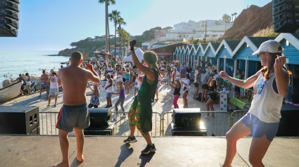 Festa dos Anos 80 junta música, arte e desporto na Praia de Olhos de Água