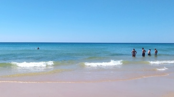 Marinha confirma que água do mar em Faro atinge os 25 graus 