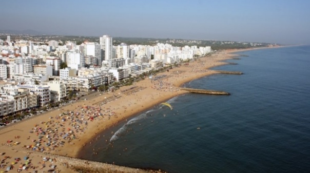 Ida a banhos nas praias de Quarteira e Vilamoura volta a ser autorizada