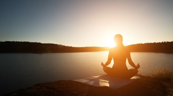 Como é que o Yoga ajuda a reduzir as enxaquecas